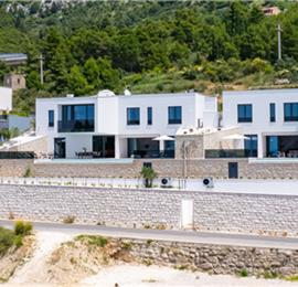 5-Bedroom Villa with heated infinity pool near Omis, Sleeps 10